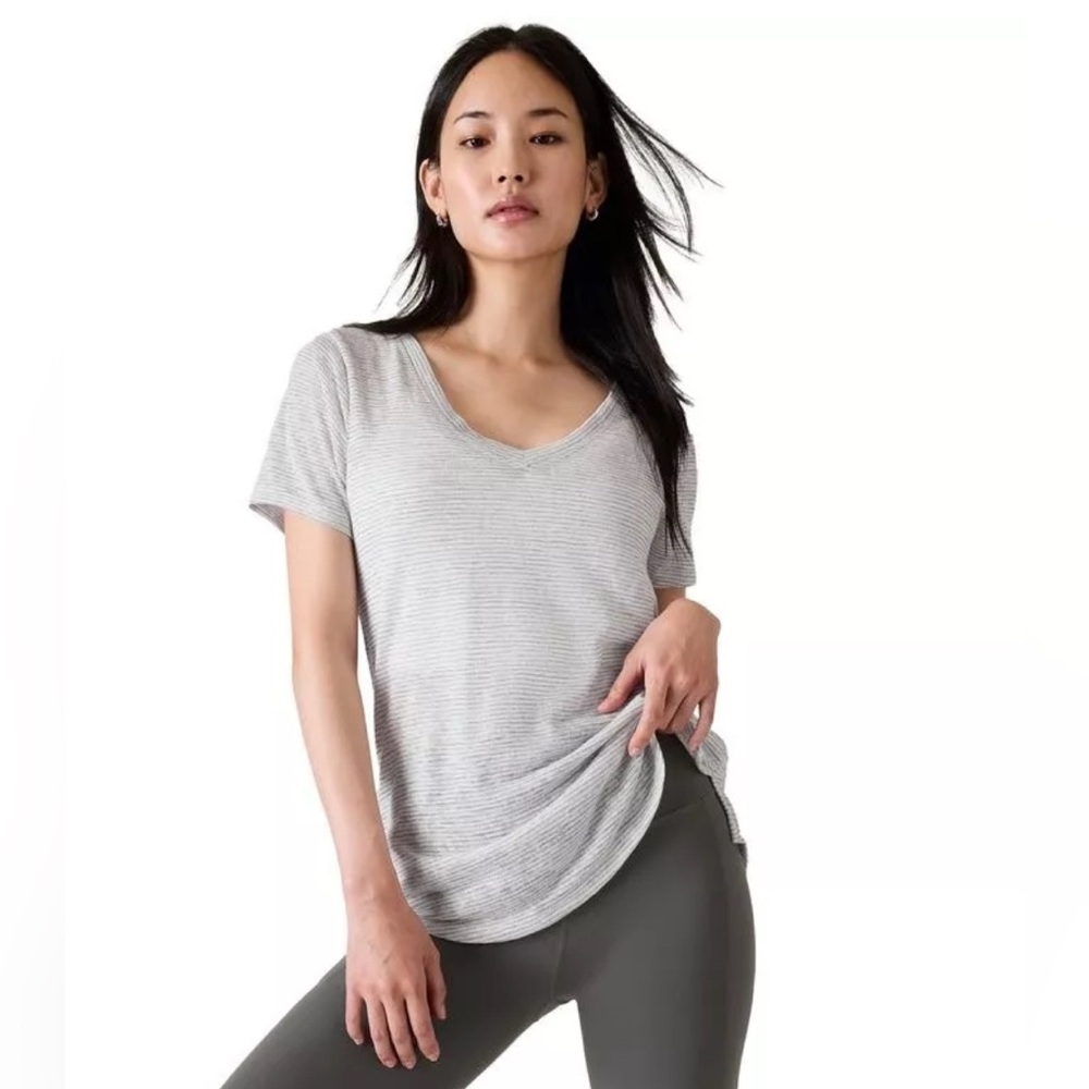 Athleta Breezy Scoop V Neck Tee, gray and White, Size Small